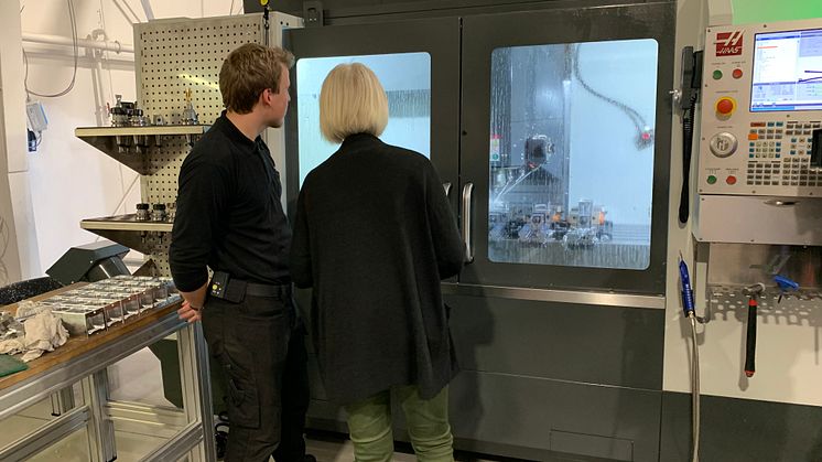 Industriteknikerelev Mikkel Hvid (t.v.) demonstrerer overfor UU-vejleder Annette Holm, hvordan en CNC-fræser fungerer i forbindelse med besøget fra Randers Kommunes UU-vejledere på ingeniørvirksomheden Unimec i Langå ved Randers.