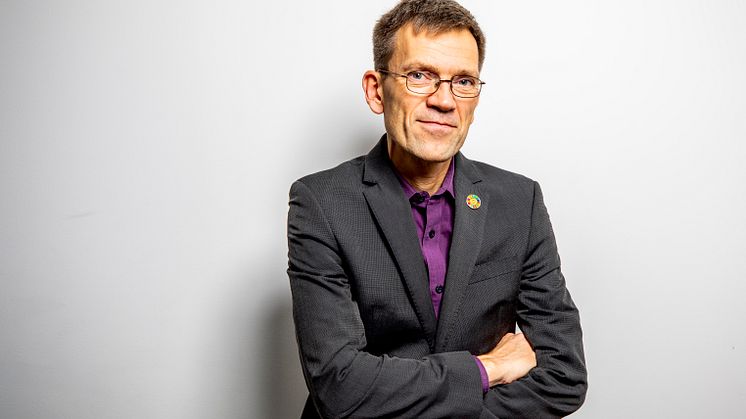 Mattias Goldmann portrait standing