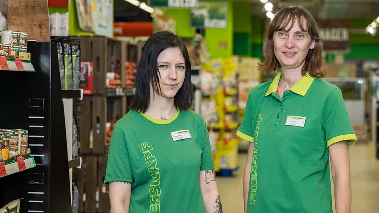 Michelle Berger und Sabine Schodl aus Wien schlossen erfolgreich die Weiterbildung zu Katzenexpertinnen ab und freuen sich auf die Fragen der Kund:innen.