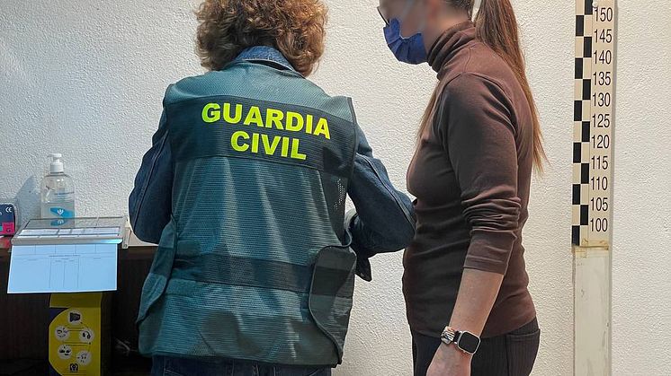 Sarah Panitzke being arrested by Spanish police (4).jpg