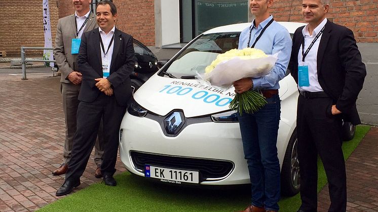 Fra venstre: Anders Gadsbøll fra Renault i Norge og Eric Feunteun, Director for Electrical Vehicle Division i Renault, samt direktør i Renault Nordic Sylvain Devos ( yderst th) overrakte nøgler og blomster til Åsmund Gillebo