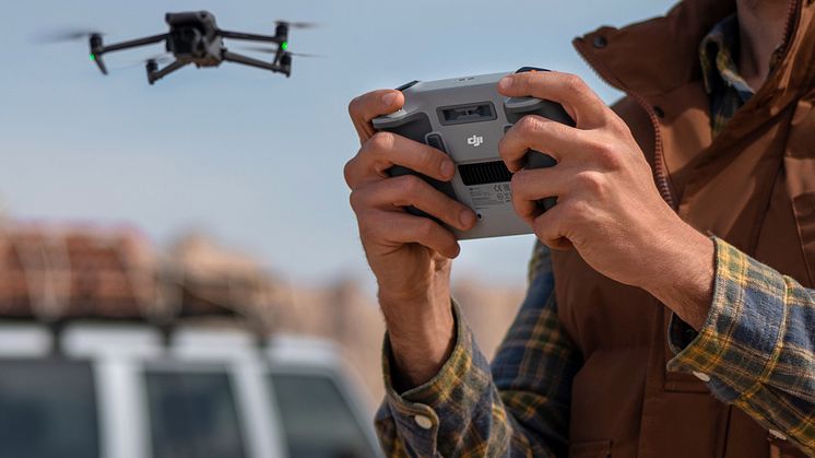 Mavic 3 Pro DJI RC lifestyle 2