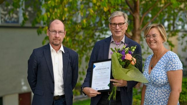 Från vänster: Peter Nilsson, Pfizer, Lars Rönnblom, stipendiat och Lotta Håkansson, Reumatikerförbundet