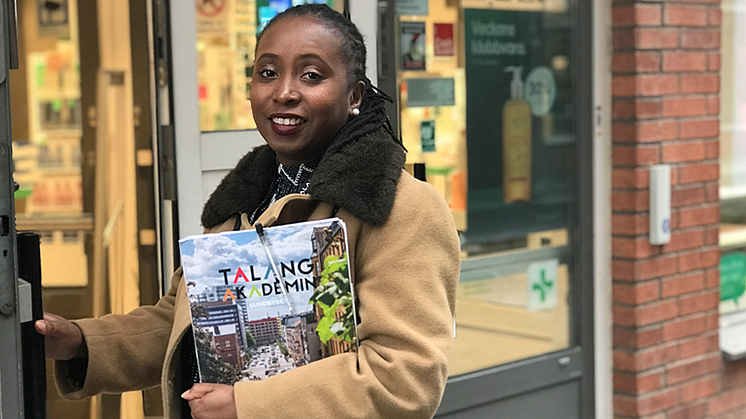 – Vi minskar avståndet till arbetslivet, ger ett sammanhang och minskar isoleringen och utanförskapet, berättar Winnie Mukaru på TalangAkademin