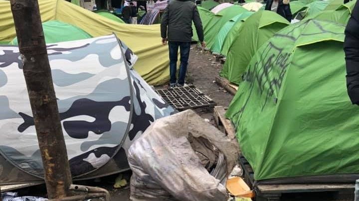 Tältläger väntar de flesta i Paris den första tiden. Men hoppet om ett liv i Europa uppväger umbärandena.