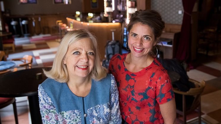 Karin Helander och Rebecca Forsberg programleder Scenpodden. Foto: Niklas Björling