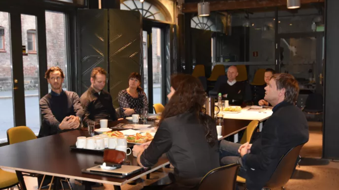 NGBC og Grønn Byggallianse holdt kurs for næringsmeglere sist uke. Her er et knippe meglere rundt bordet, i tillegg til Katharina Bramslev og Arne Førland-Larsen i Grønn Byggallianse.