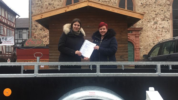 Den zweiten Preis, einen Fahrzeuganhänger aus der Hephata-Metallwerkstatt, hat Gewinnerin Stefanie Bujakowski gleich am Montagmorgen bei der Hephata-Auszubildenden Stefanie Delgado auf dem Paradeplatz in Ziegenhain abgeholt. 