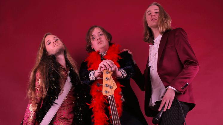 Velvet Insane slår sig samman med Dregen & Nicke Andersson på sin nya singel!