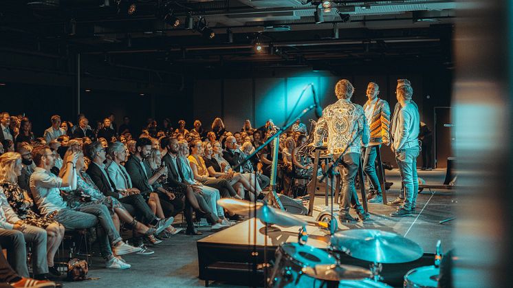 Åpningsfest med Stormkast-gutta Per Valebrokk og Petter A. Stordalen på scenen med gjester. 