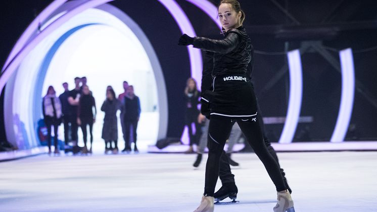 Proben-Countdown für ein spektakuläres TV-Show-Opening: 10 Prominente, 10 Profi-Trainer und 14 internationale Showskater von HOLIDAY ON ICE zelebrieren Eröffnungs-Performance