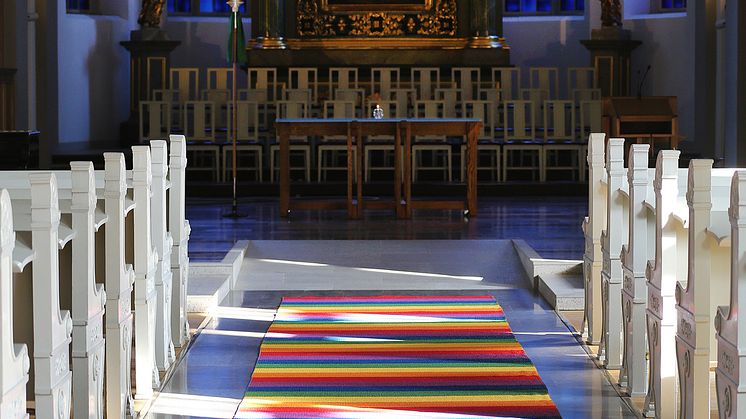 Härnösands Domkyrka med regnbågsmatta