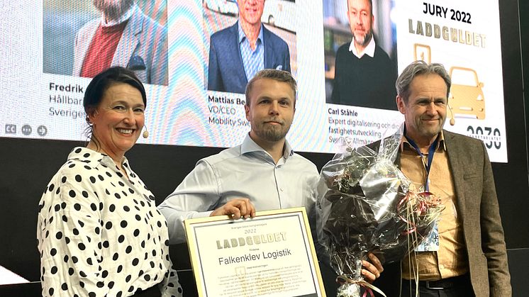 Falkenklev Logistik vann Laddguldet i kategorin "Fastighetsägare". Från vänster: Maria Stenström – 2030-sekretariatet, Victor Falkenklev – Falkenklev Logistik AB, Svante Axelsson – Fossilfritt Sverige