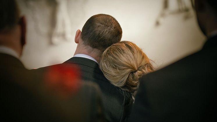 Svenskar kämpar med att närma sig andra i sorg – enligt ny rapport