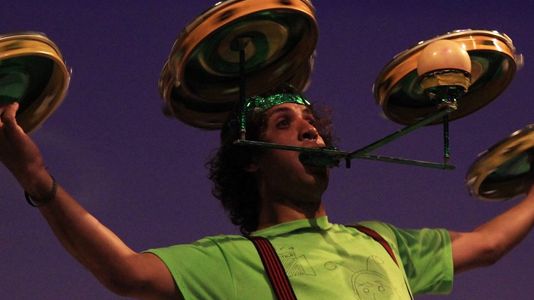 Brasiliansk jonglör underhåller barn på Dunkers kulturhus i Helsingborg