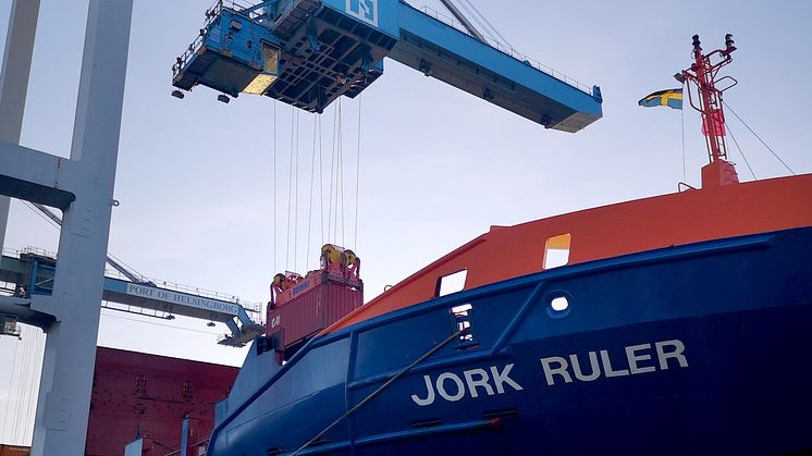 Årets sista container lyfts i land från fartyget Jork Ruler som trafikerar Containerships slinga till Helsingborgs Hamn.