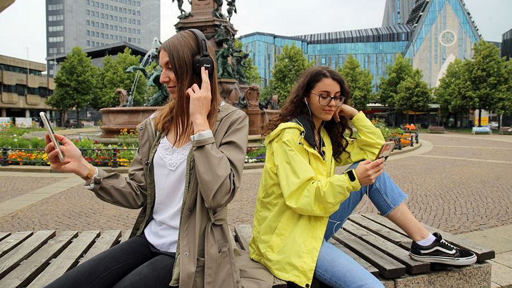Studentinnen beim Hören des Podcast "REISEN REISEN" auf dem Augustusplatz - Foto: Andreas Schmidt