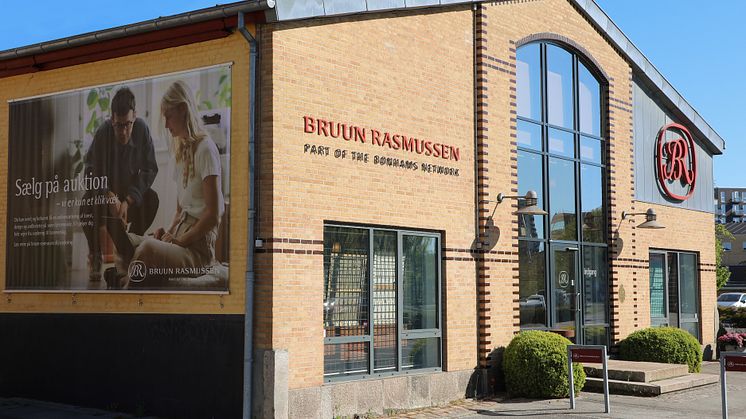 I anledning af Bruun Rasmussens 15 års-jubilæum på Søren Frichs Vej 34 D inviterer auktionshuset onsdag d. 13. marts alle indenfor til et festligt program.