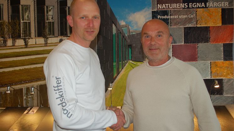 Per-Johan Dahlgren, VD S:t Eriks skakar hand med Björn Jansson, VD Nordskiffer, efter att förvärvet är genomfört.