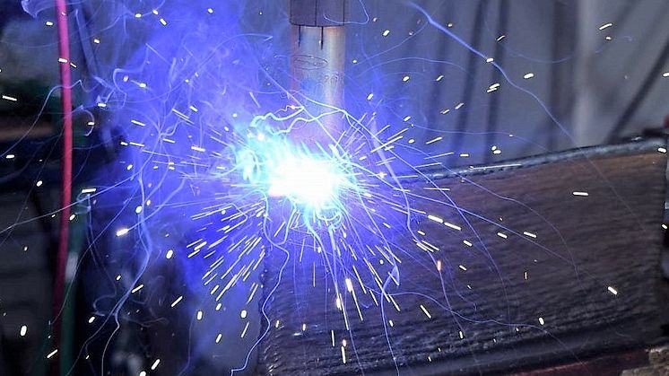 Forskningsprojektet RepLab kan fortsätta utveckla hållbara reparationstekniker med stöd av 8,2 MSEK från Tillväxtverket. I projektet samverkar Högskolan Väst, Chalmers tekniska högskola och GKN Aerospace. Bilden visar additiv tillverkning.