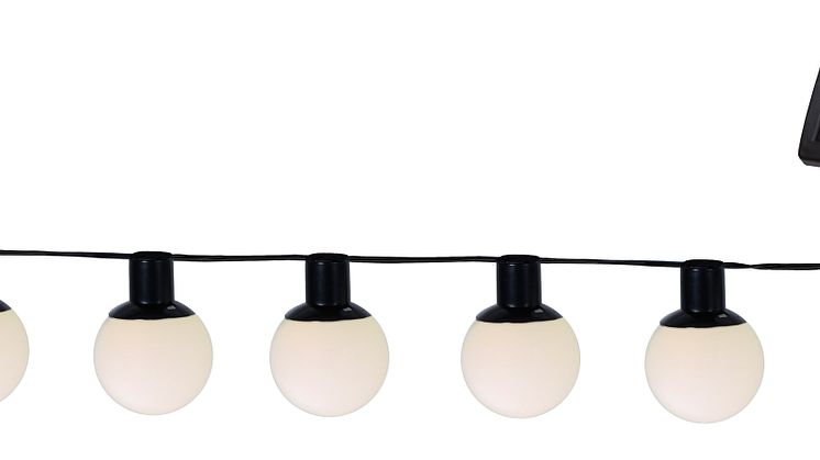Solcellsladdad ljusslinga med vita bollar-frilagd2