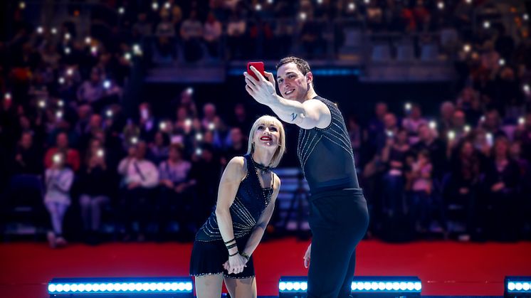 Aljona Savchenko und Bruno Massot mit dem Publikum von HOLIDAY ON ICE