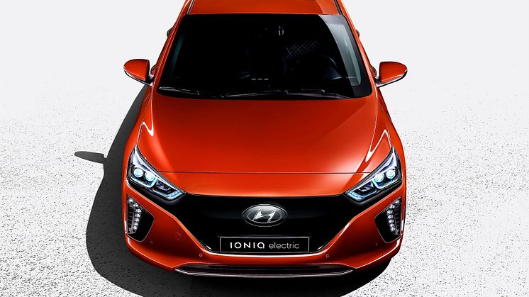 Årets bil, Hyundai IONIQ electric får ny dekor i sort og innvendige oppgraderinger. Bilen blir også tilbudt i fargen Fiery Red som på bildet.