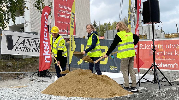 Spadtaget för Kvarteret Norra bro i västra Blombacka, Södertälje tog av Pether Fredholm, VD för JSB, Boel Godner, Kommunalråd Södertälje och Annette Frumerie, vd för Rikshem