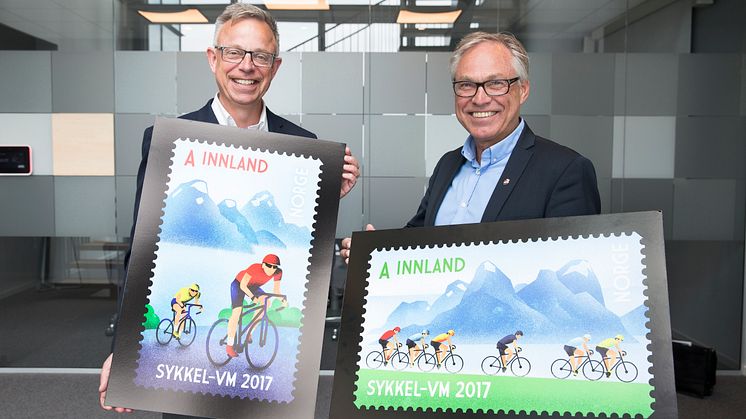 Sykkelpresident Harald Tiedemann Hansen (til høyre) og Postens frimerkedirektør Halvor Fasting gleder seg til VM – og over frimerkene som gis ut til mesterskapet. Foto: Håvard Jørstad.