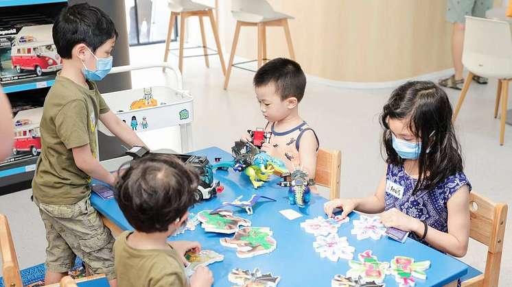 Kinder an einem Spieltisch im PLAYMOBIL Experience Center in Shanghai