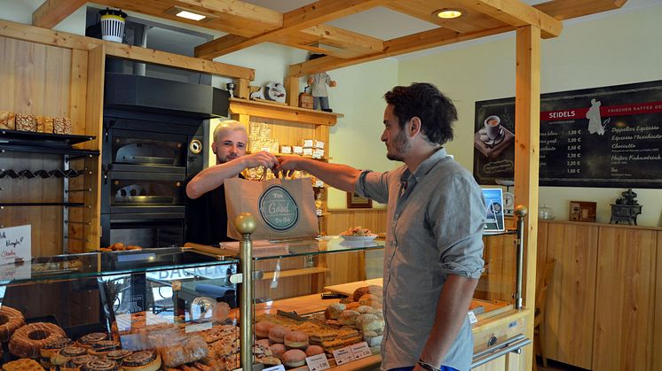 Too Good To Go: Axel Rösch erhält die 15.000 gerettete Mahlzeit in Seidels Klosterbäckerei in Leipzig
