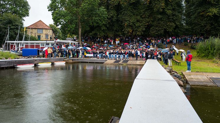 Knapp 440 Gäste sind in das Internat Louisenlund gekommen, um der traditionellen Schleitaufe beizuwohnen. (Foto: Stiftung Louisenlund / Sven Meier)
