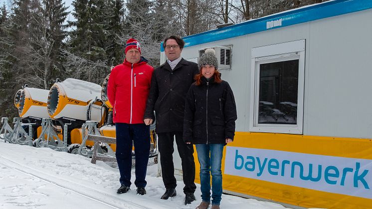 Wintersport in der Oberpfalz: Mit 2000 Euro und einem Strukturkoffer unterstützt das Bayernwerk den SC Monte Kaolino Hirschau. v.l.: Thomas Heckmann, Markus Windisch und Regina Lingl. 