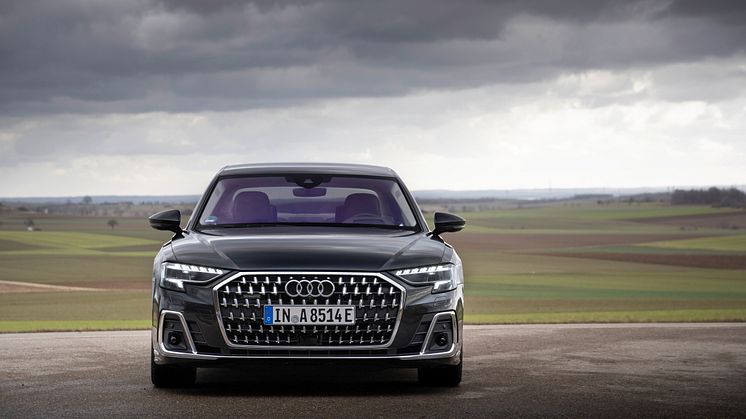 Audi A8 L TFSI e (Vesuvgrå)