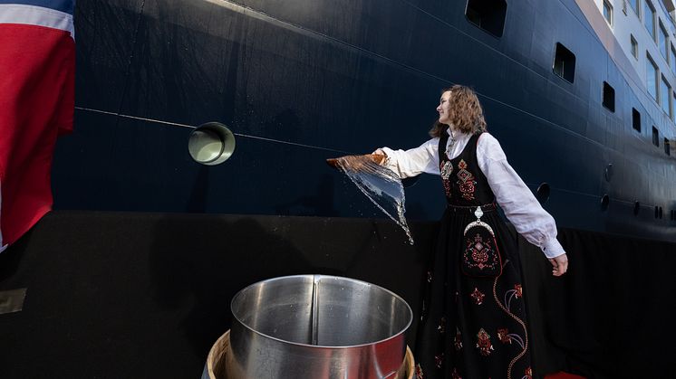 Gudmor Aurora Sævik døpte Havila Castor i Ålesund med rent vann fra Geiranger. Foto: Josefine Spiro/Havila Kystruten