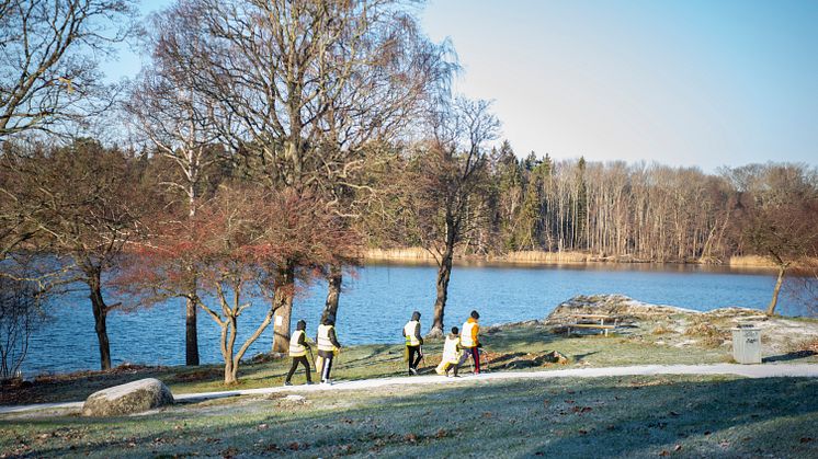 Adventsstädande idrottsungdomar gör julfint i Katrineholm.
