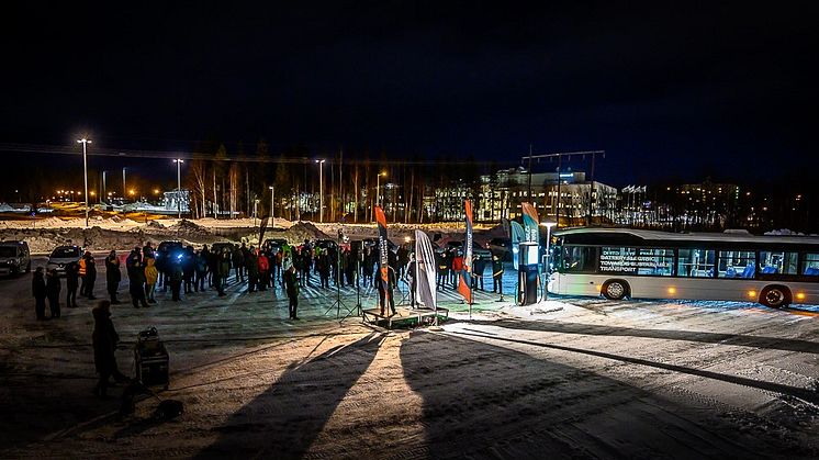 Många elbilsintresserade hade letat sig till Energigränden i Luleå för att medverka vid invigningen, titta på elbilsmodeller och lyssna på föreläsningar om laddning och elbilar.