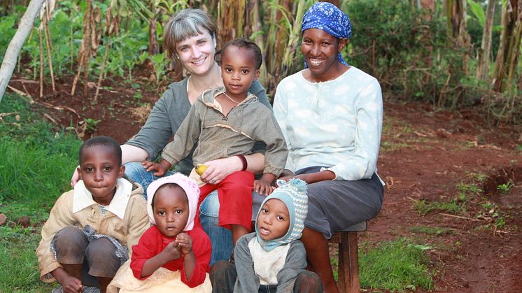 Åsa Slobodnik med sin värdfamilj i byn Kirwara i Kenya