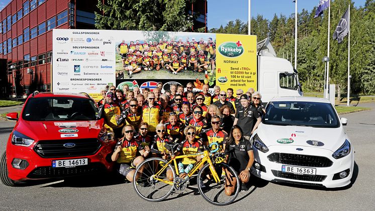 Samler inn penger til kreftsyke barn: Her er en del av Team Rynkeby utenfor Ford Motor Norge på Kolbotn før de satt kursen mot Paris fredag morgen. Foto: Oppegård Avis