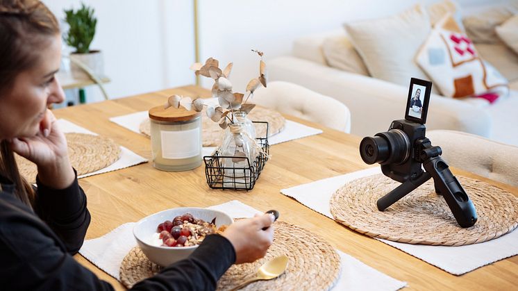 EOS R50_lifestyle-remote-shooting-tripod-grip-tif