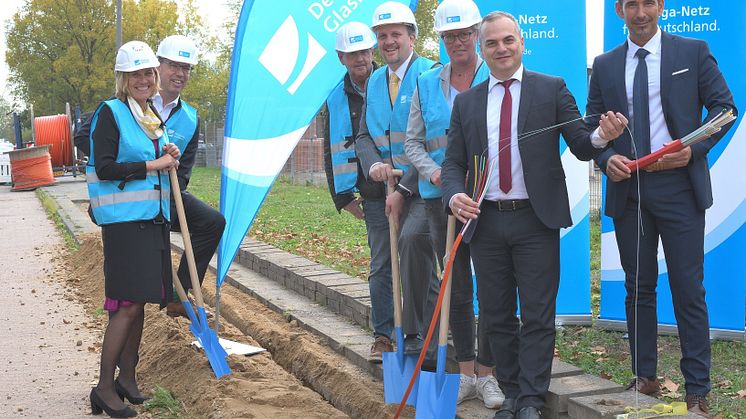 v.l. Bürgermeisterin Sabine Anemüller, Leiter der städtischen Wirtschaftsförderung Thomas Küppers, Unternehmer und Immobilienbesitzer Rainer Siemes, Stefan von Laguna (Wirtschaftsförderung), Jutta Giesing (DG), Mehmed Gül (DG), Murat Durmaz (DG)