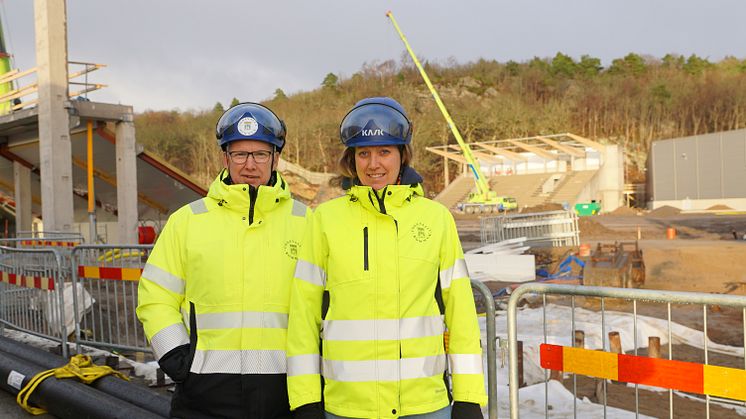 Anders Emilsson och Cecilia Wahlskog framför Rimnersvallens byggarbeten