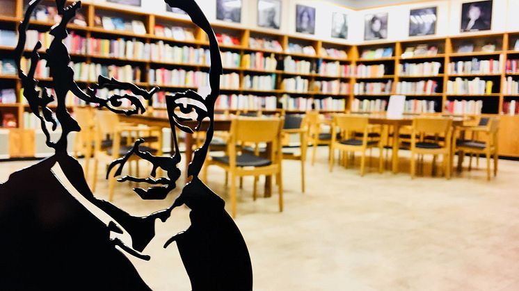 Siluett av Tranströmer på Västerås Stadsbibliotek