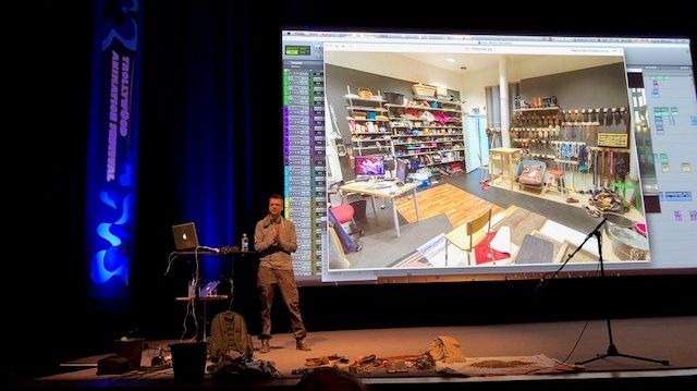 Det var tredje gången i rad som Trollywood Animation Festival hölls i folkets hus i Trollhättan. Här visar Lucas NIlsson en bild från sitt kontor som är fullt av ljudskapande föremål.