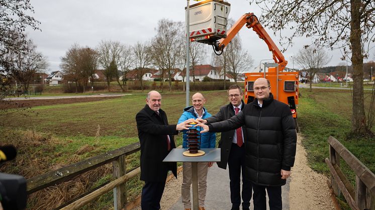 Start für die erste Solar-Hybridleuchte in Bayern: Gemeinsam nahmen Landrat Willibald Gailler, Bayernwerk-Vorstand Dr. Egon Westphal, Velburgs Bürgermeister Christian Schmid und Bayerns Finanzminister Albert Füracker (vlnr) die Innovation in Betrieb.