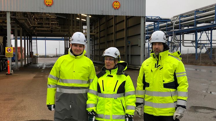 Kuvassa vasemmalta alkaen Wibax Logistics Oy:n toimitusjohtaja Olli Paasio, aluejohtaja Marja Pönkä ja terminaalipäällikkö Harri Metsola