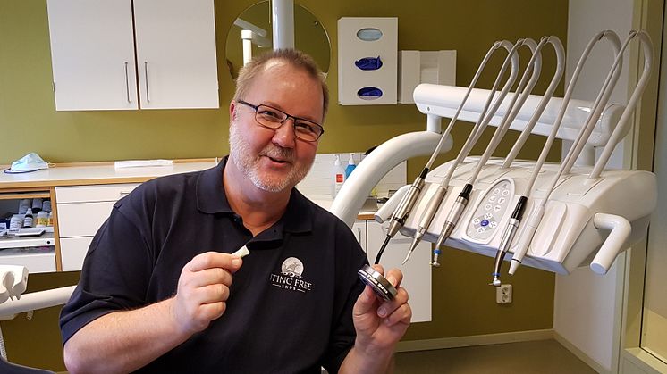 Bengt Wiberg, CEO and founder of Sting Free AB, at his dentist in Lidingö who indirectly inspired him to invent the revolutionary pouch innovation.