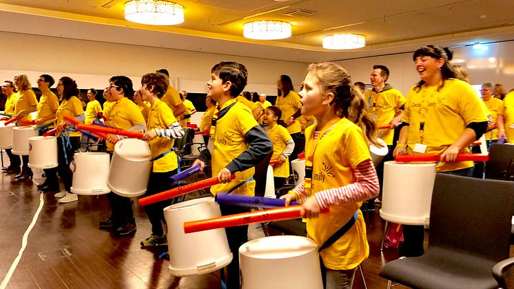Mit dem Cochlea-Implantat Musik erleben – beim Trommel-Workshop der Cochlear Family am diesjährigen Welttag des Hörens