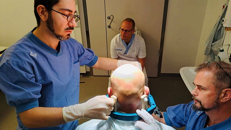 Här förbereds patienten inför behandlingen. Från vänster: neurokirurg Amar Awad, sjuksköterskan Tommy Hellqvist samt överläkare Patric Blomstedt. Foto: Rasmus Stenmark Persson.