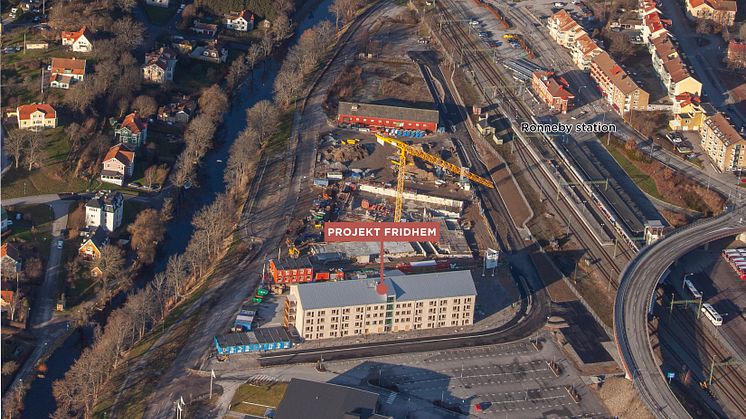 Det kombinerade äldre- och trygghetsboendet Fridhem är beläget i den nya stadsdelen Kilen intill Ronnebyån och är det andra äldreboendet som Attendo utvecklat i egen regi. 